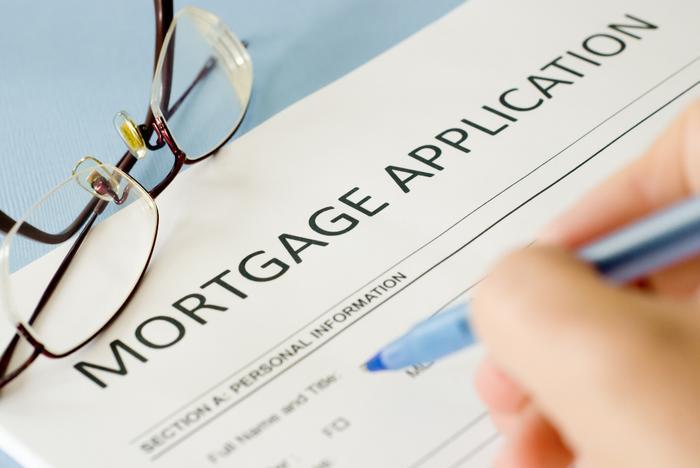 Despite falling rates, U.S. mortgage applications fall again