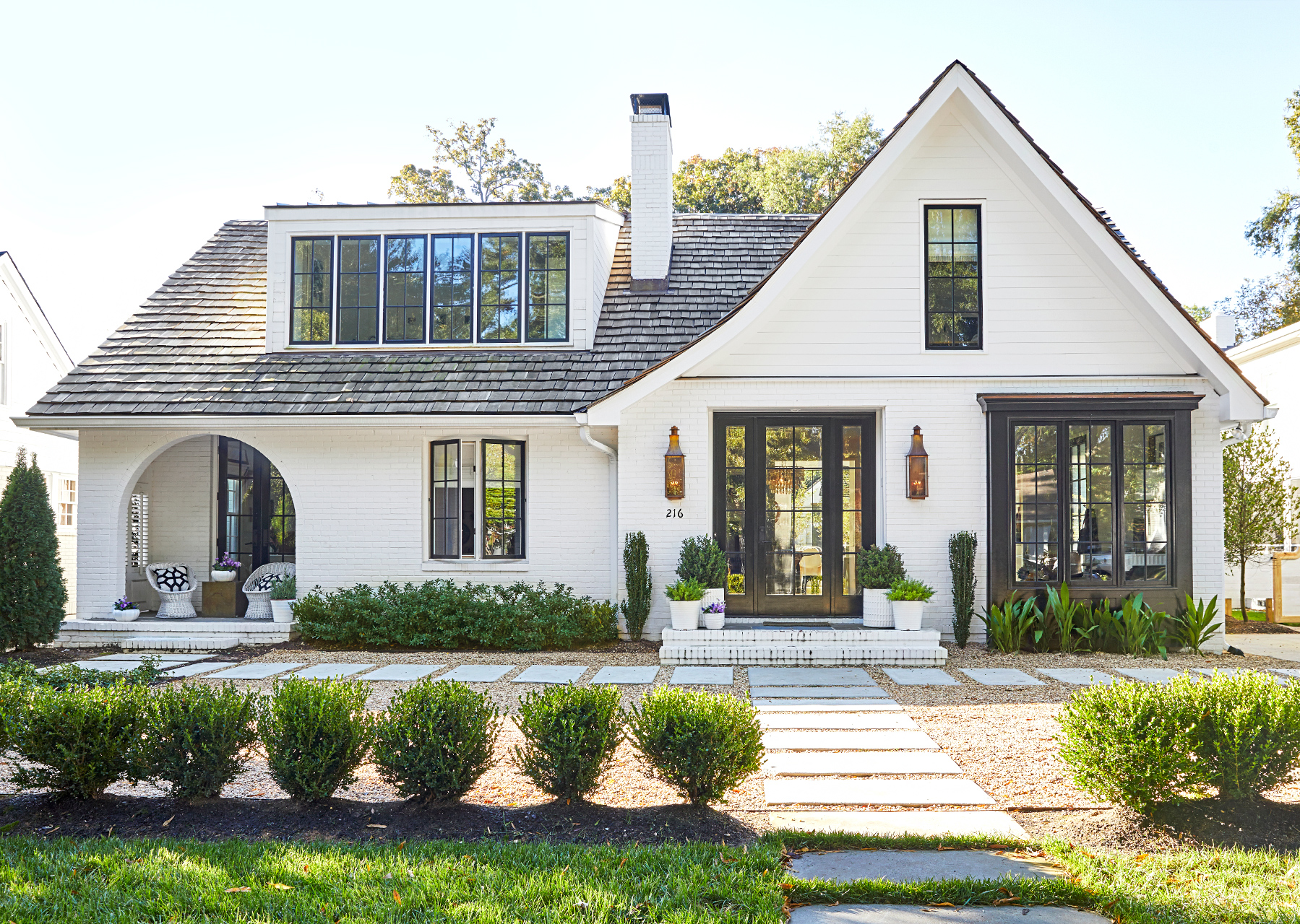 white modern house curved patio archway c0a4a3b3 1