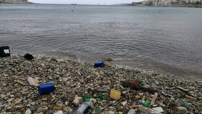 Plastic waste in water bodies 696x392 1