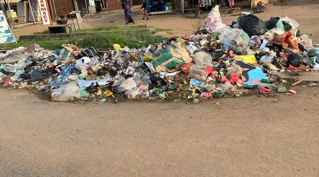Residents claim Abeokuta is overflowing with garbage.