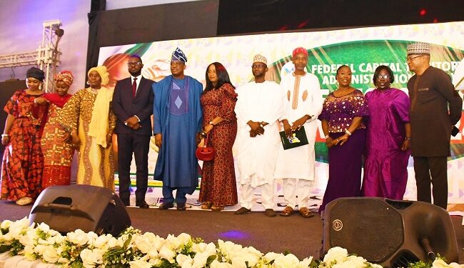 No fewer than 191 staff across all Secretariat, Departments and Agencies (MDAs) of the Federal Capital Territory Administration (FCTA) have been honoured in the 4th edition of the FCT staff award and recognition for their outstanding performance.