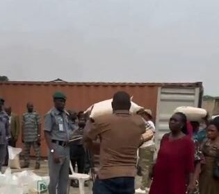 In a remarkable turnout, residents of Lagos State lined up eagerly to avail themselves of bags of rice offered by the Nigerian Customs Service (NCS)