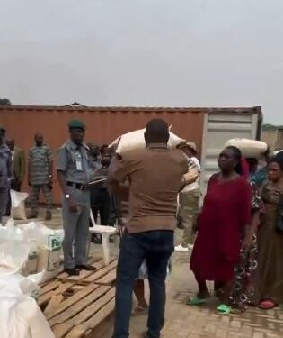 In a remarkable turnout, residents of Lagos State lined up eagerly to avail themselves of bags of rice offered by the Nigerian Customs Service (NCS)