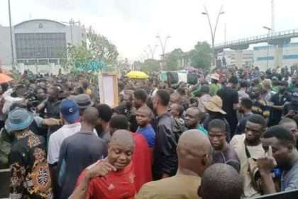 Members of the Osun State Transport Management System (OSTMS) have taken to the streets in Osogbo